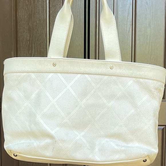 Chanel white lambskin leather tote - Picture 3 of 16